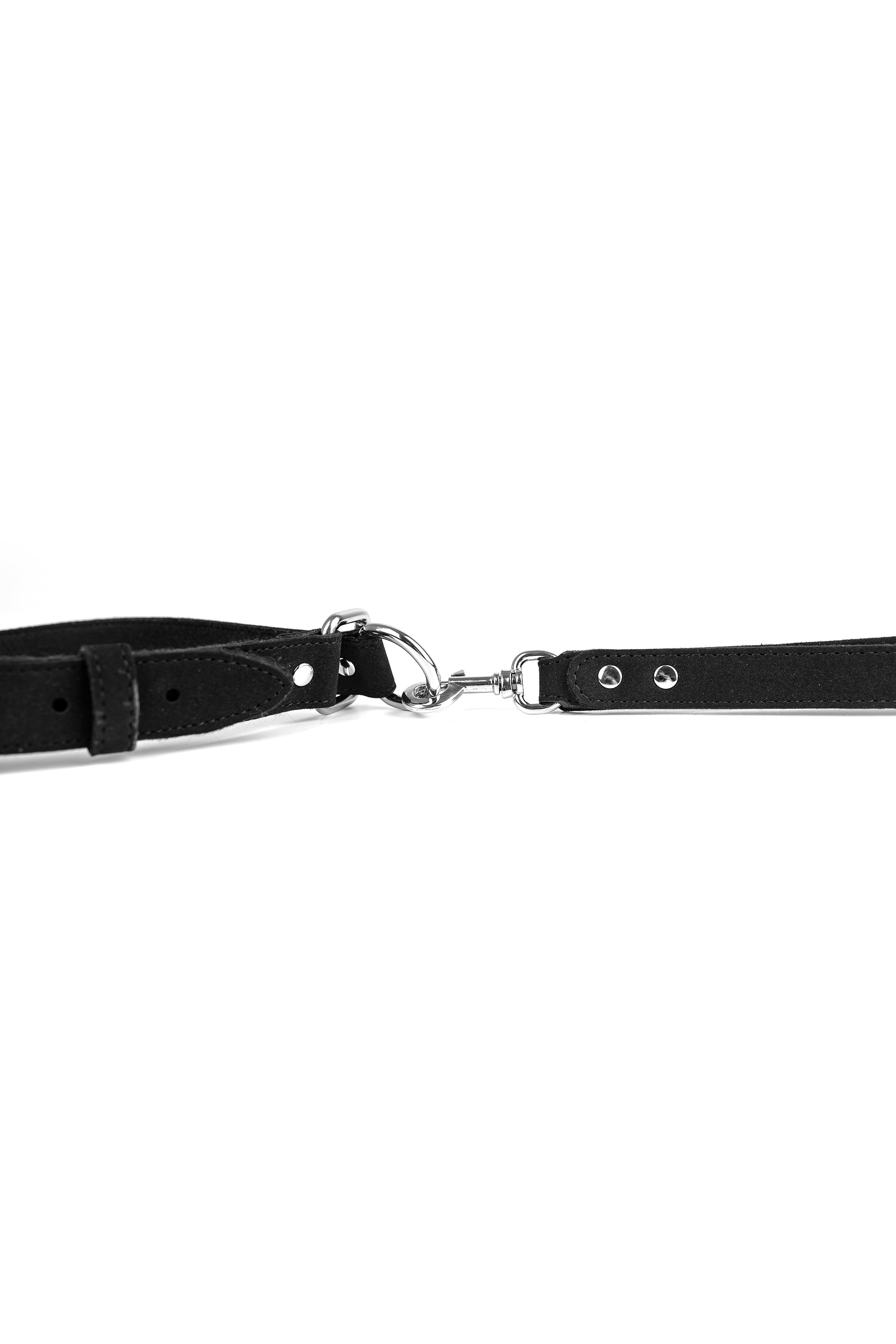 Self-tightening faux leather choke collar