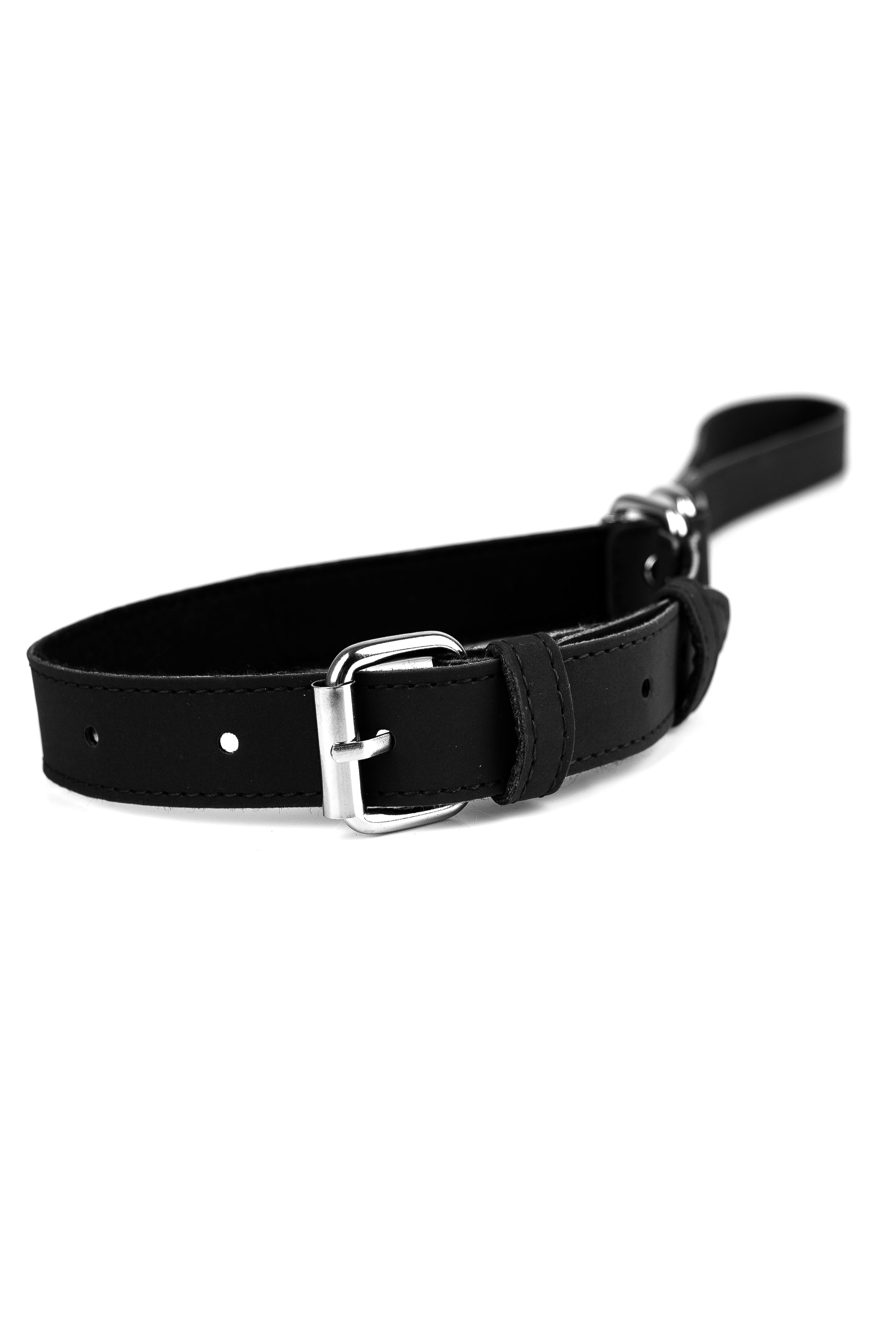 Self-tightening faux leather choke collar
