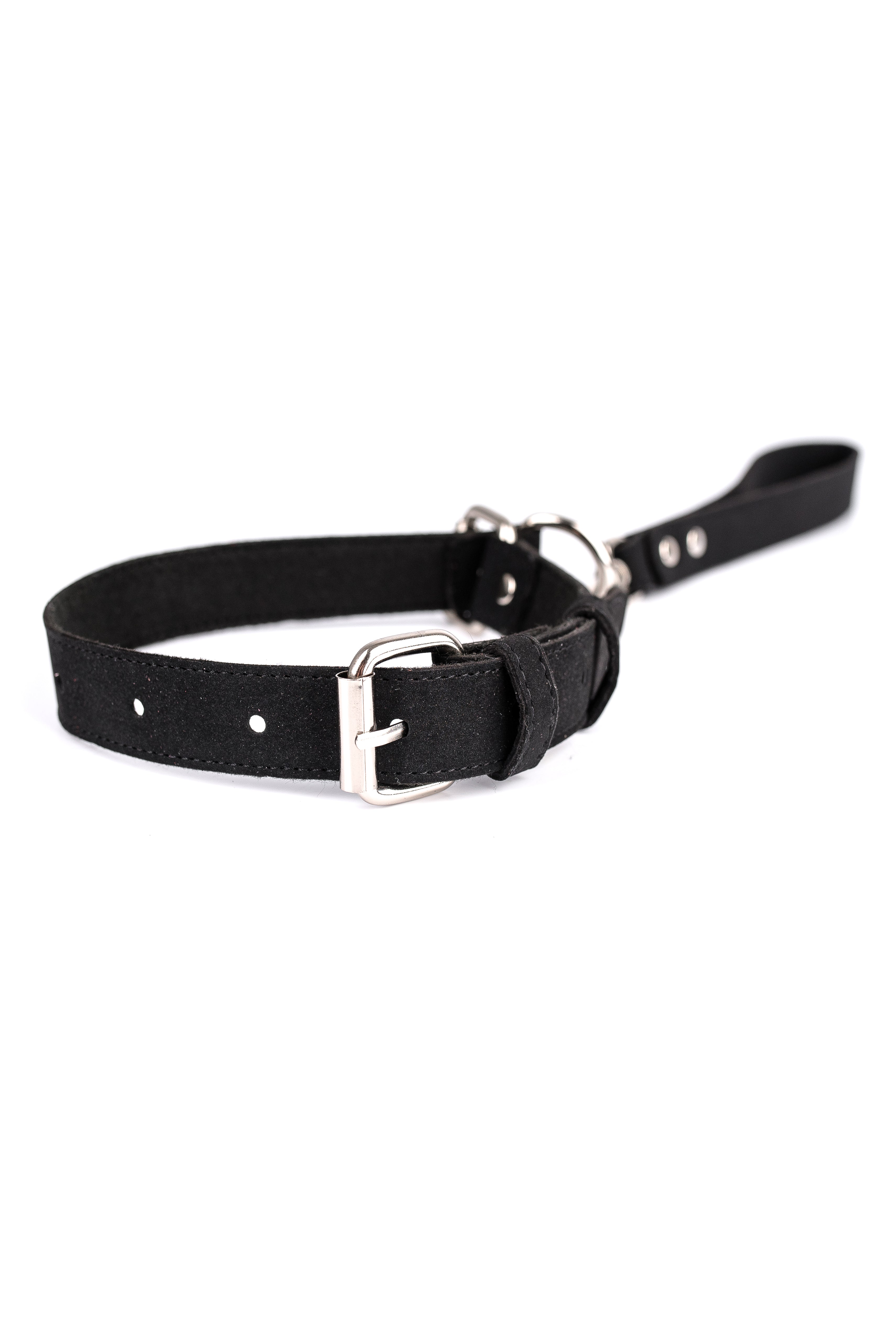 Self-tightening faux leather choke collar