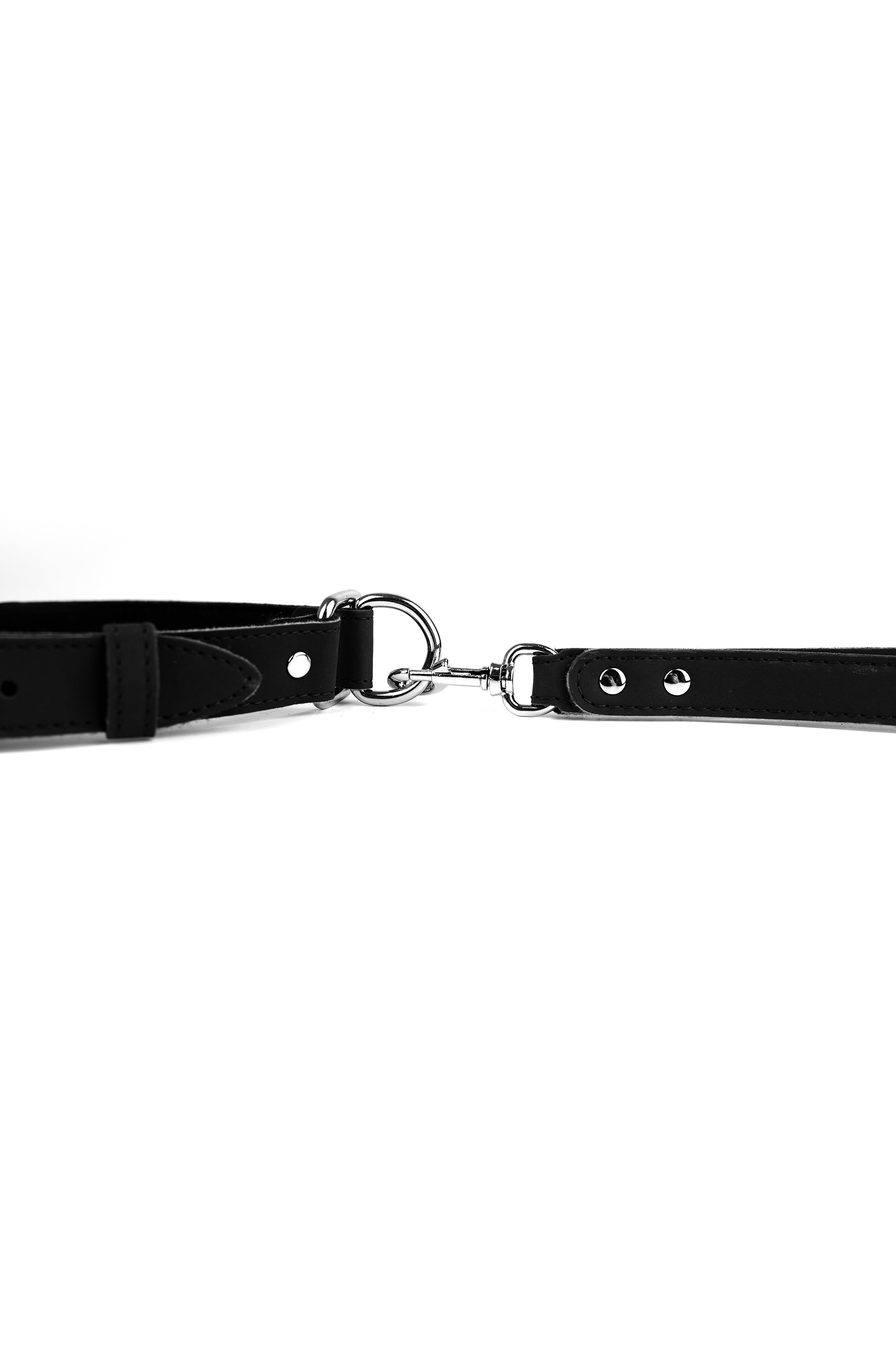 Self-tightening faux leather choke collar